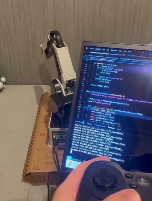 ロボットアームとプログラミング画面