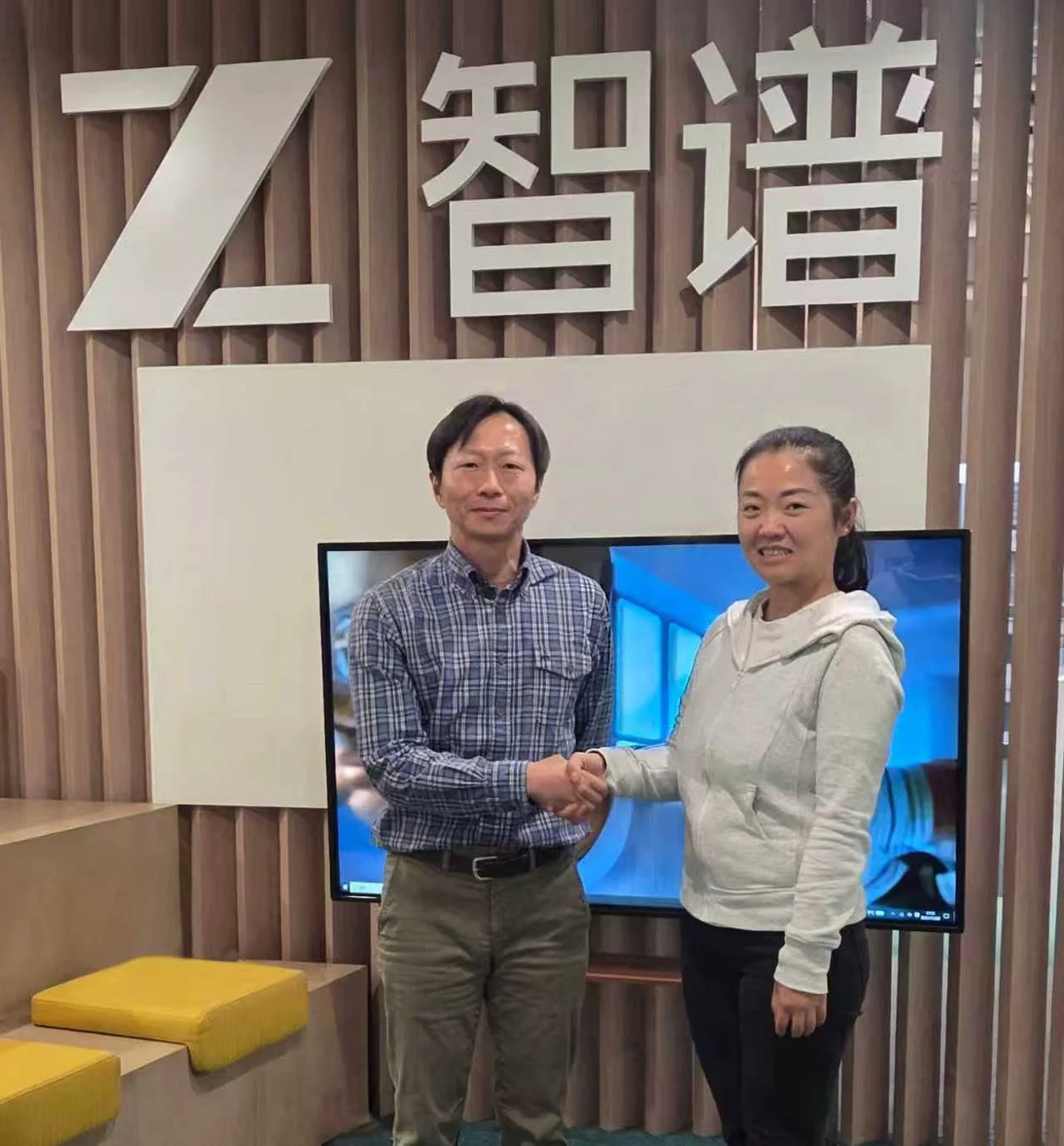 Z.AIとの協業における握手の様子