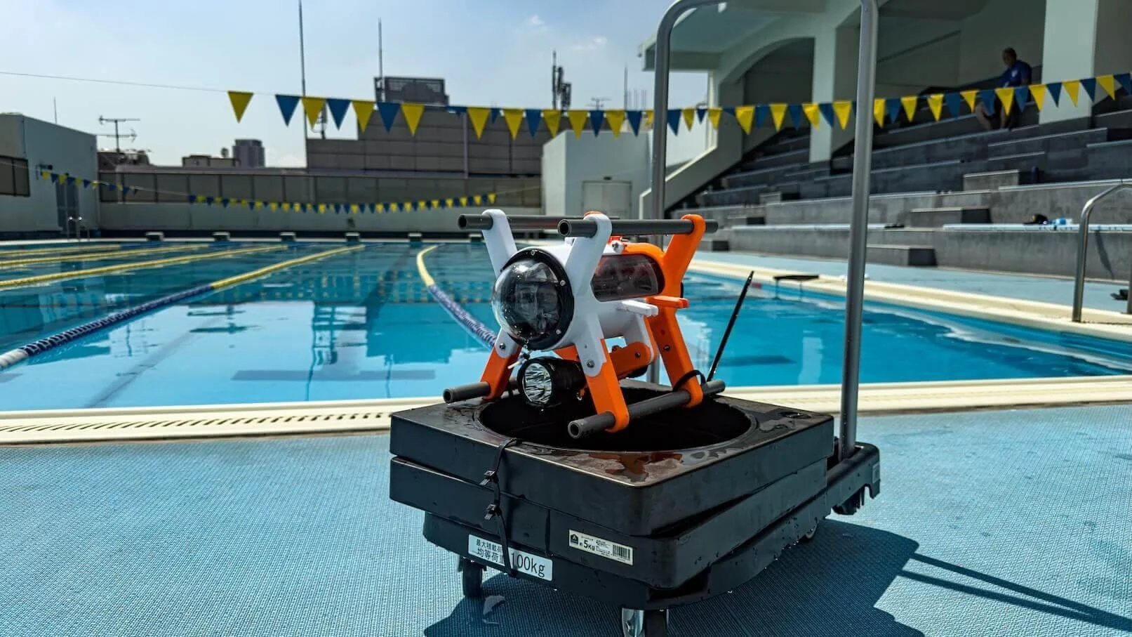 水中ドローンが設置されたプールサイド