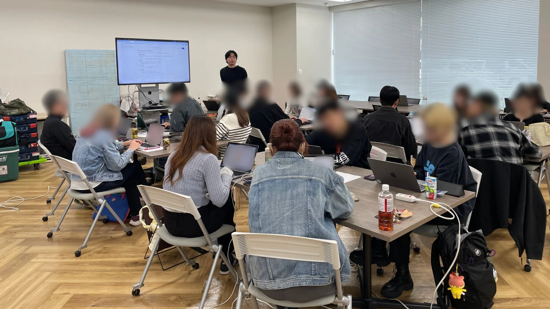 会議室でのワークショップ風景