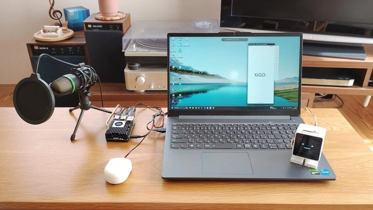 ラップトップとマイク、オーディオ機器が置かれたデスク