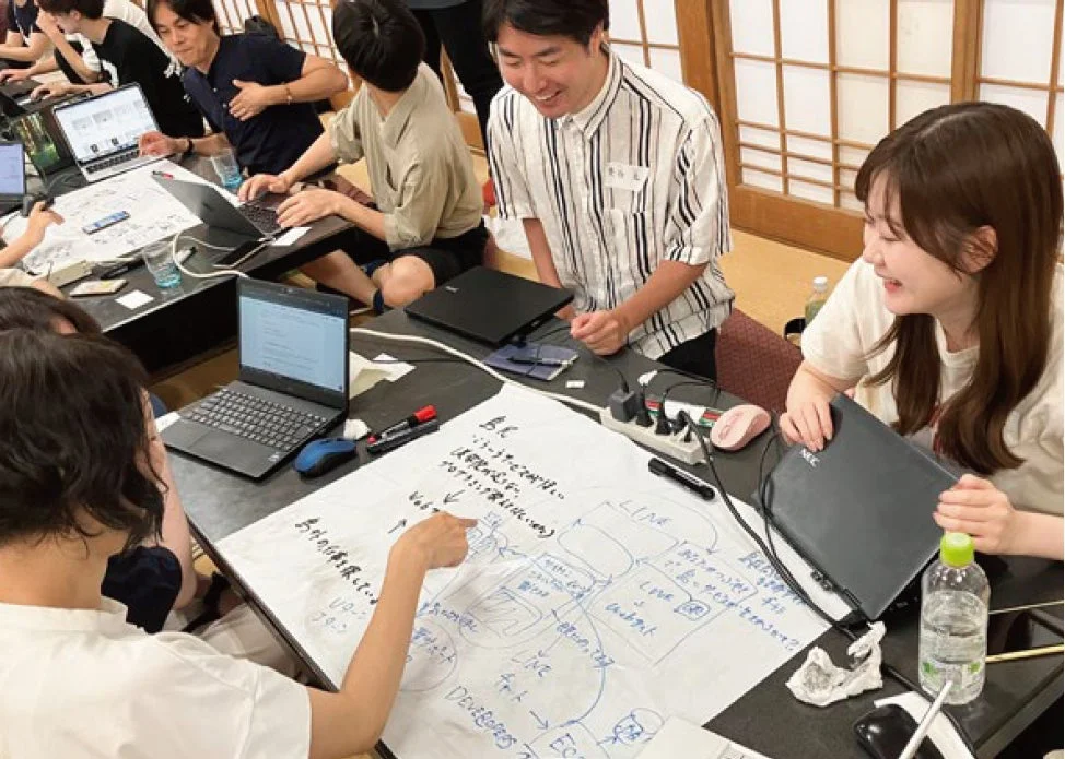 会議で議論するビジネスパーソン