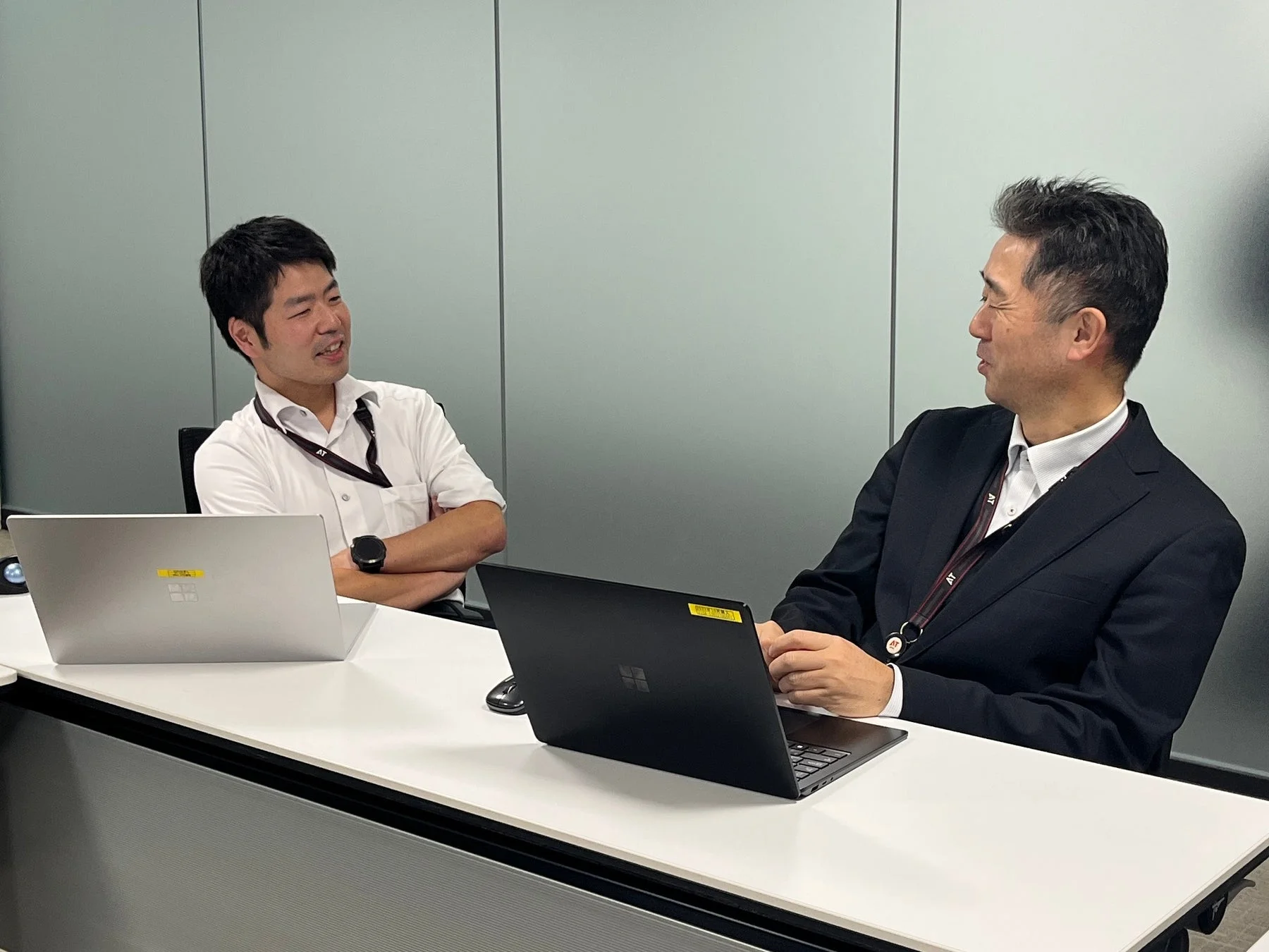 会議で議論するビジネスパーソン