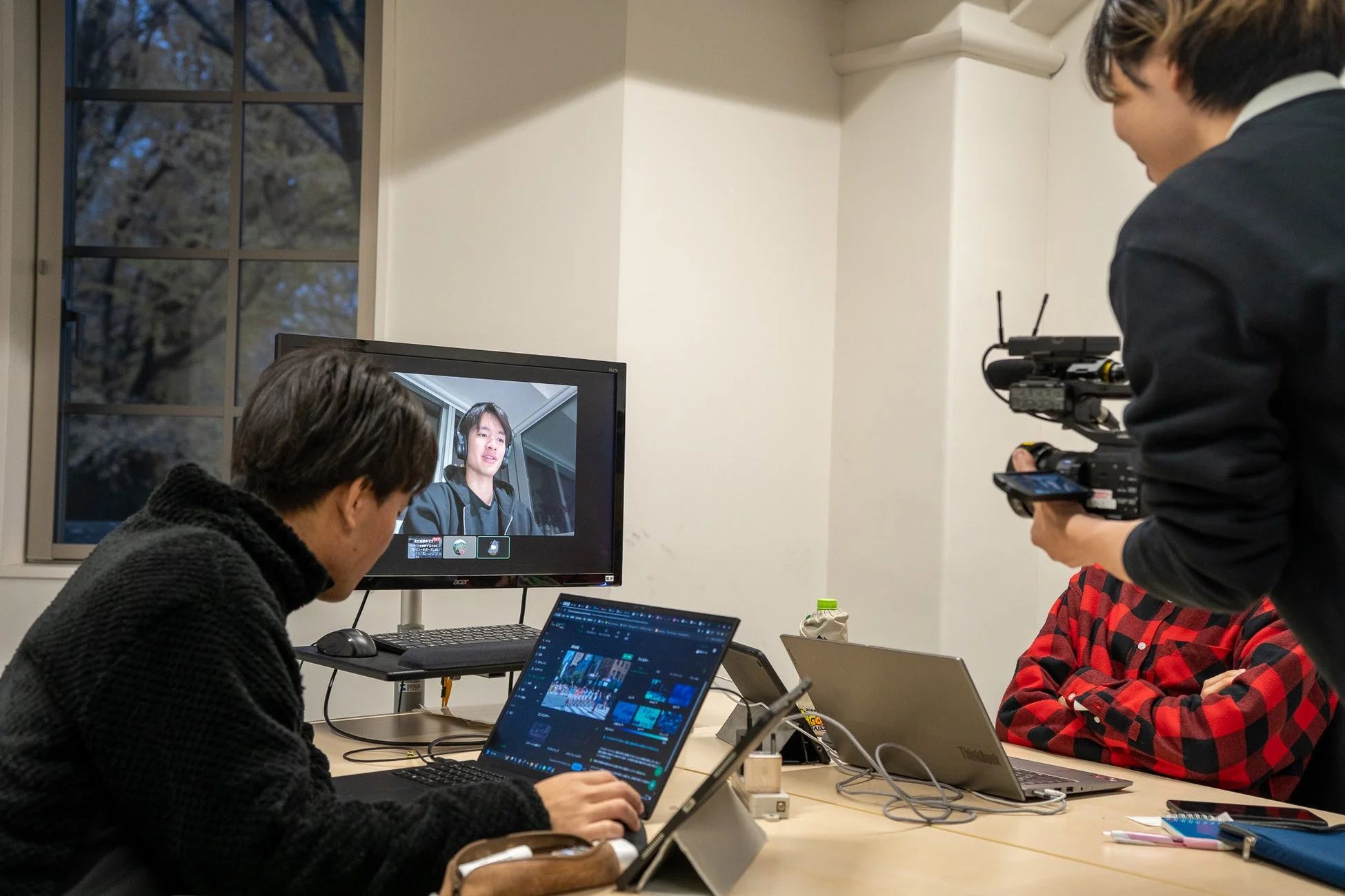 大会参加者がPCで作業する様子