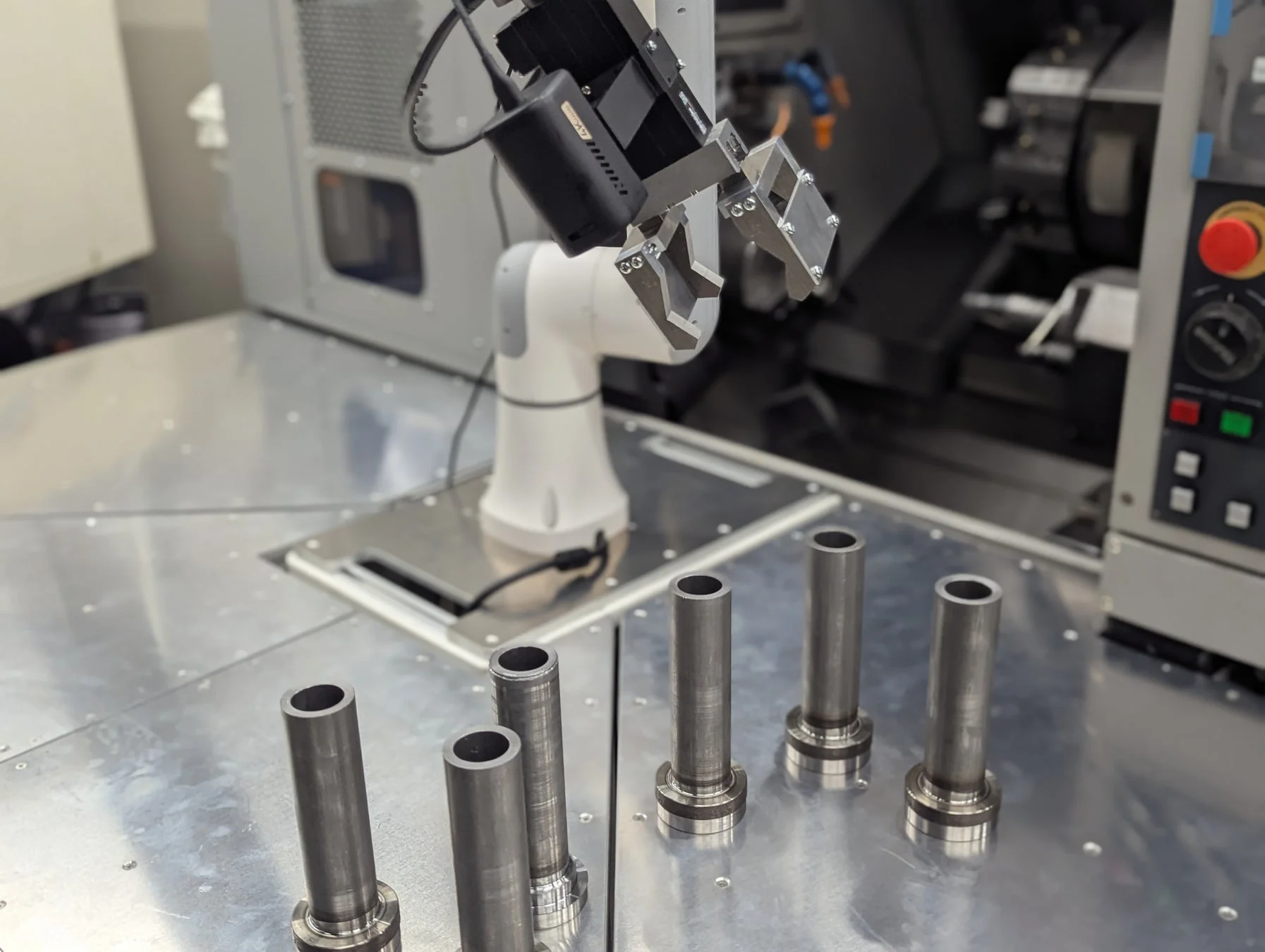 ロボットアームと金属部品