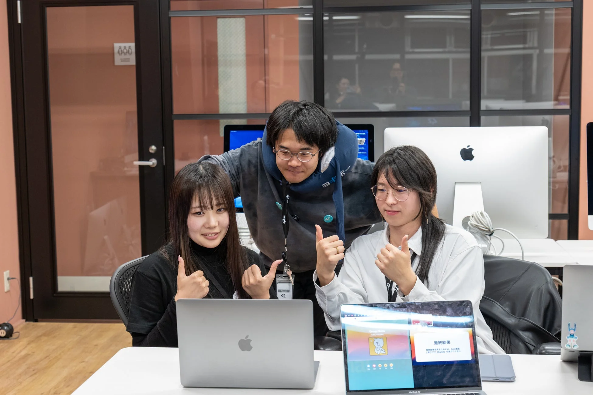 親指を立てて笑顔の参加者たち