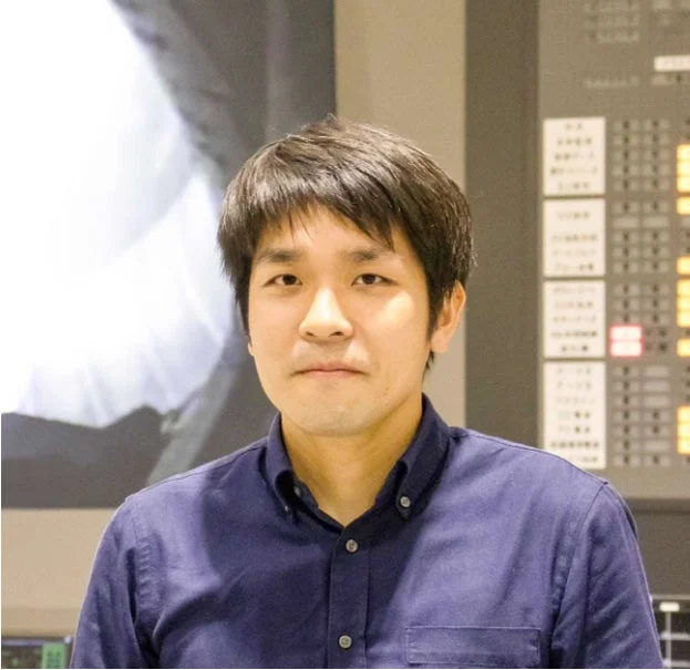 紺色のシャツを着たアジア人男性のポートレート