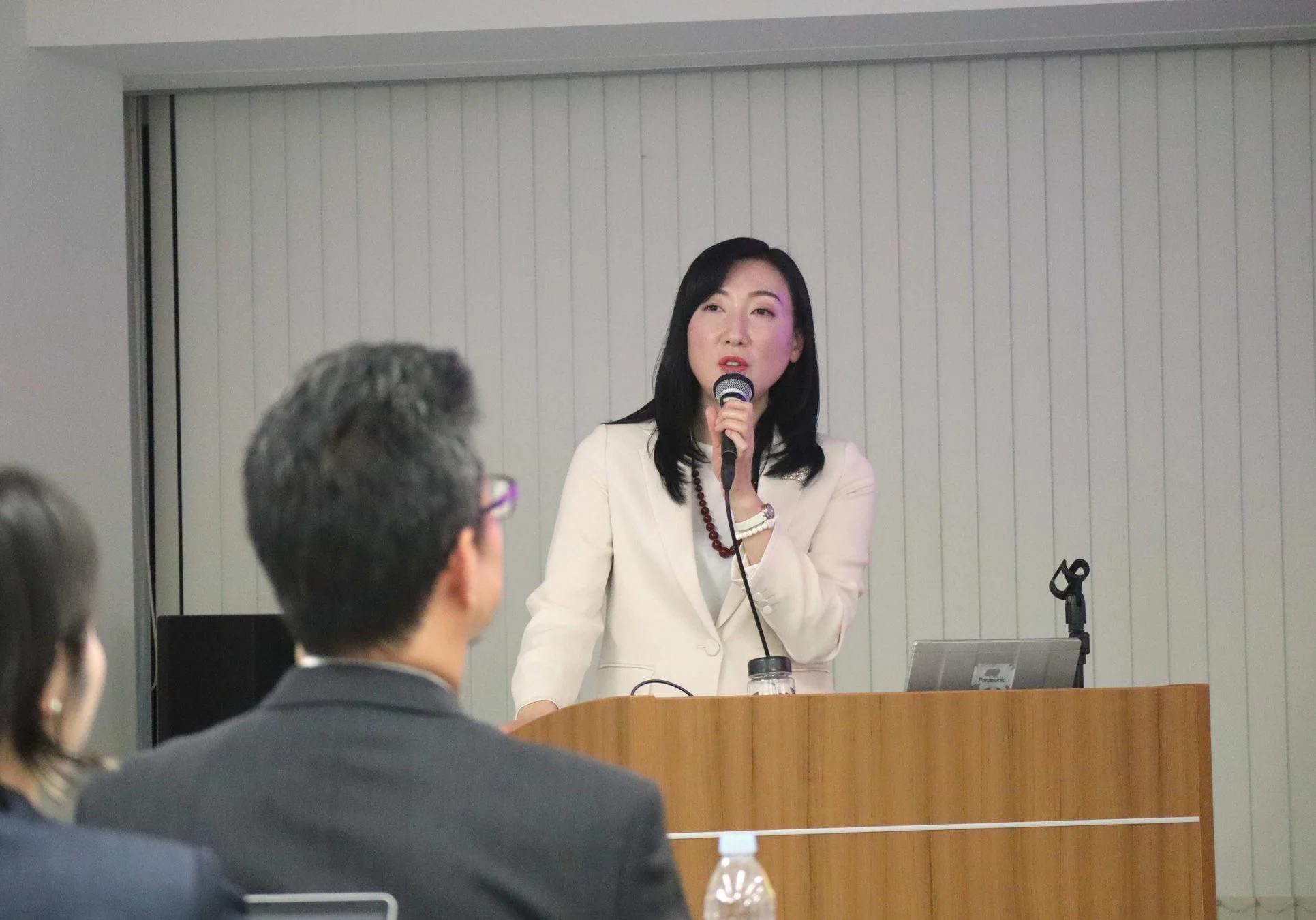 講演する三森暁江氏