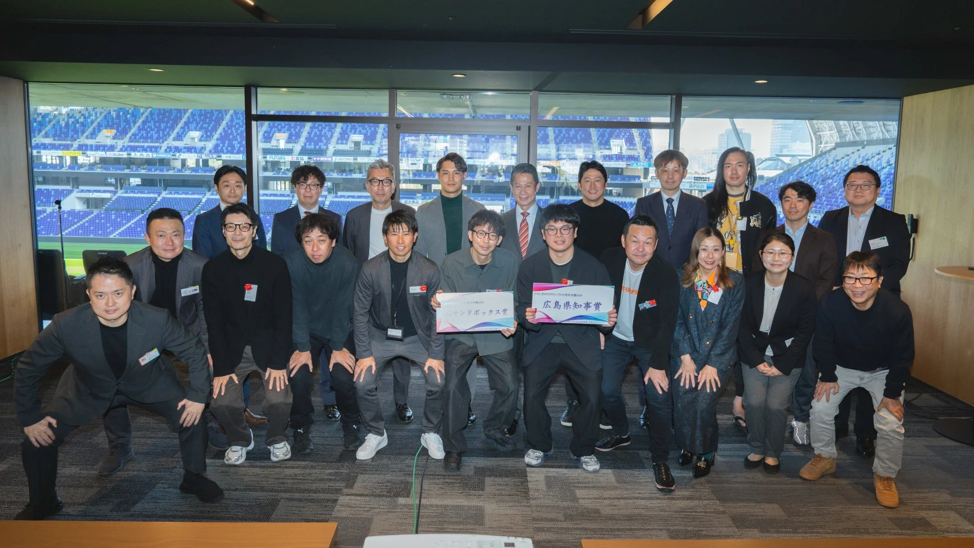 集合写真と表彰状