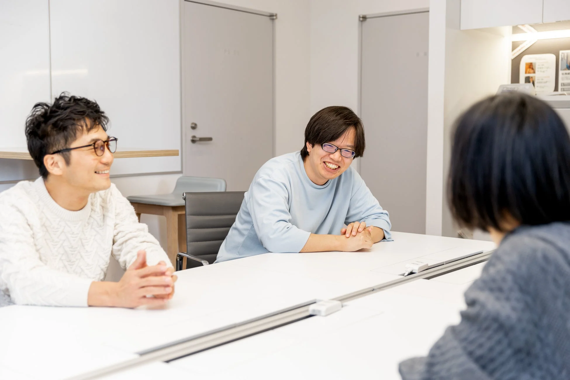 会議を行う社員たち