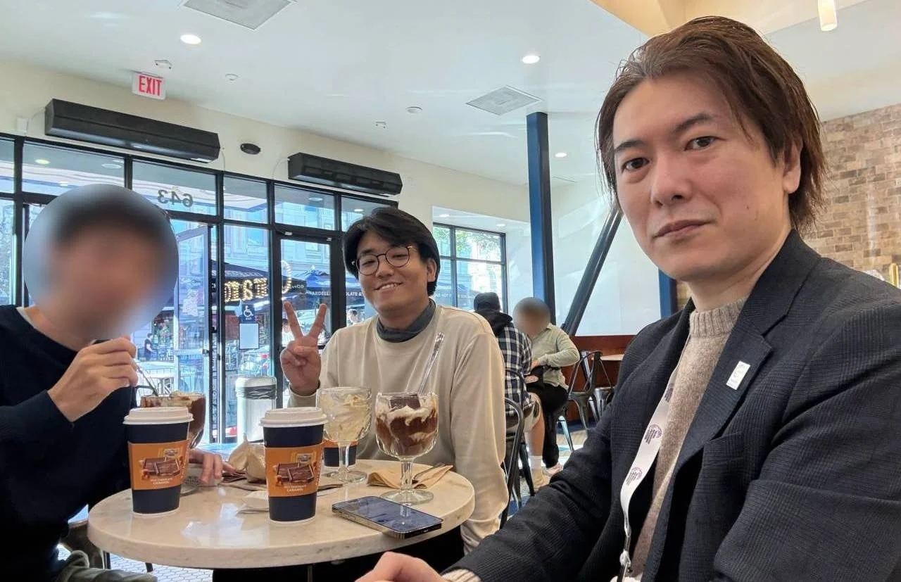 カフェで談笑する研究者たち