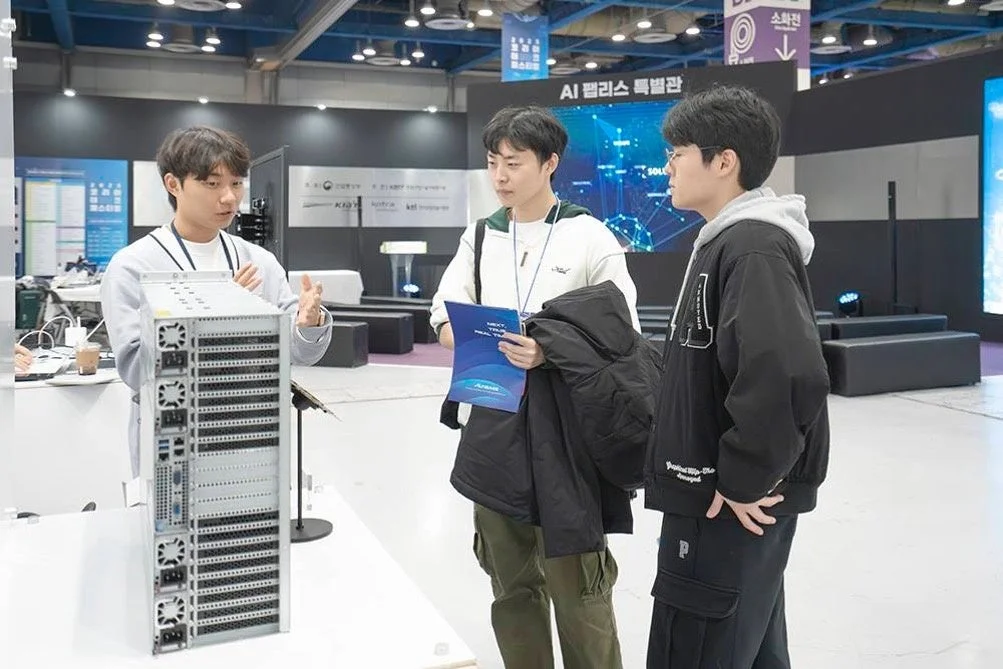 AI関連の展示会でのサーバーラックに関する説明