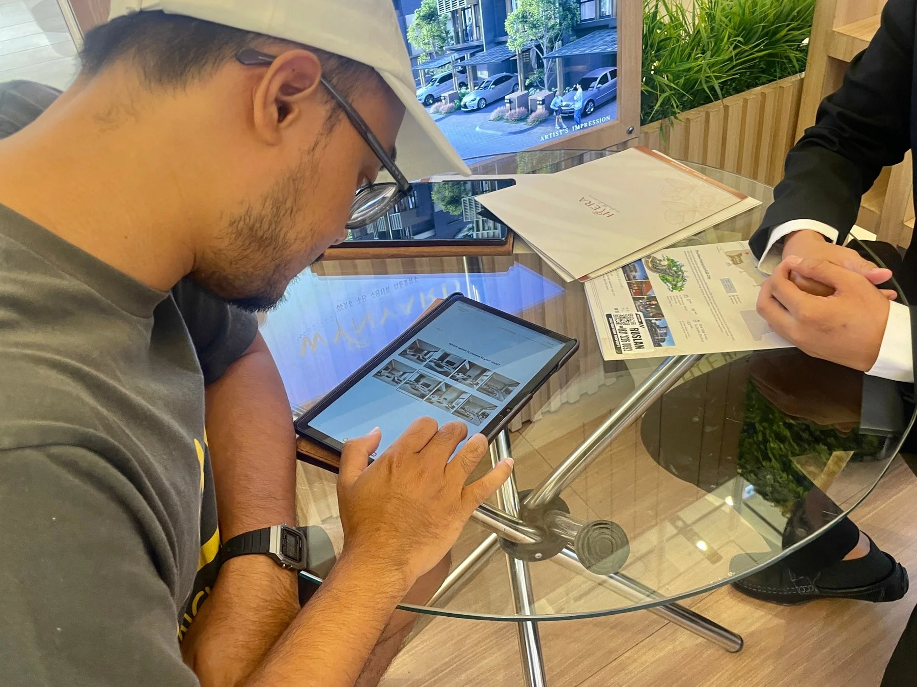 タブレットでAIデザインを操作する様子