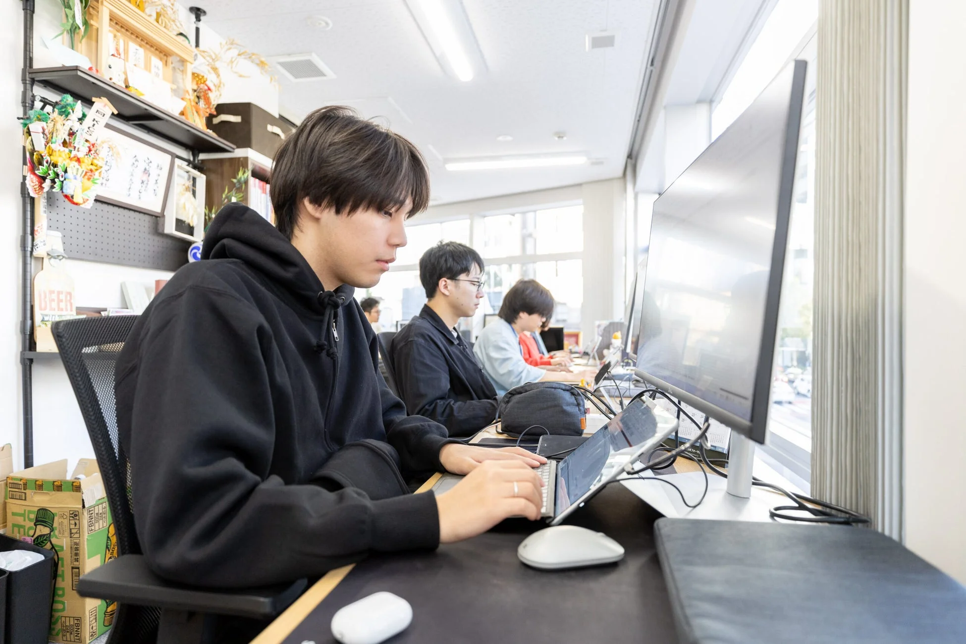 オフィスでPC作業をする様子