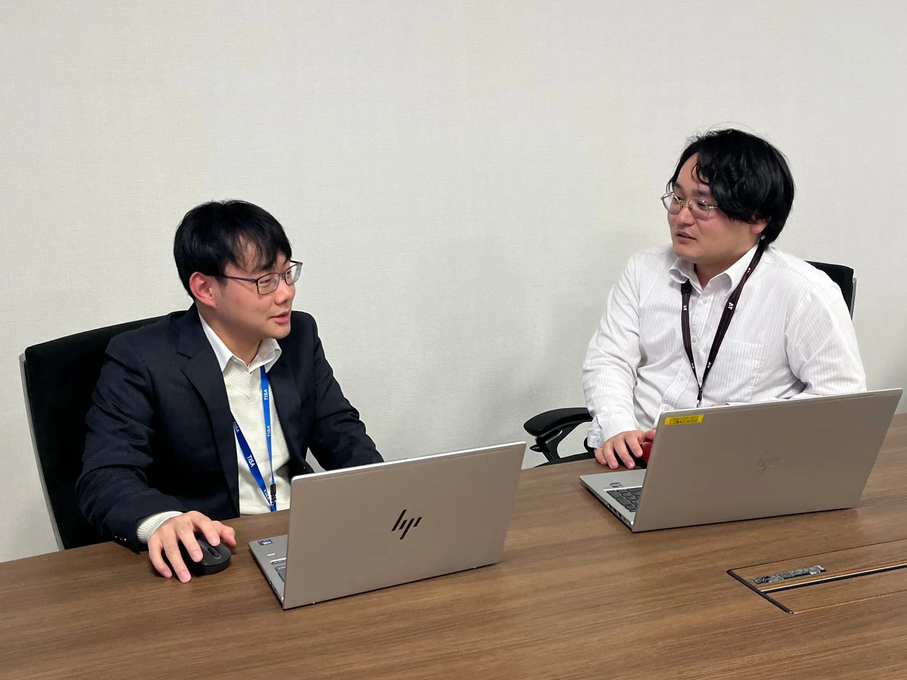 会議で話し合うビジネスパーソン