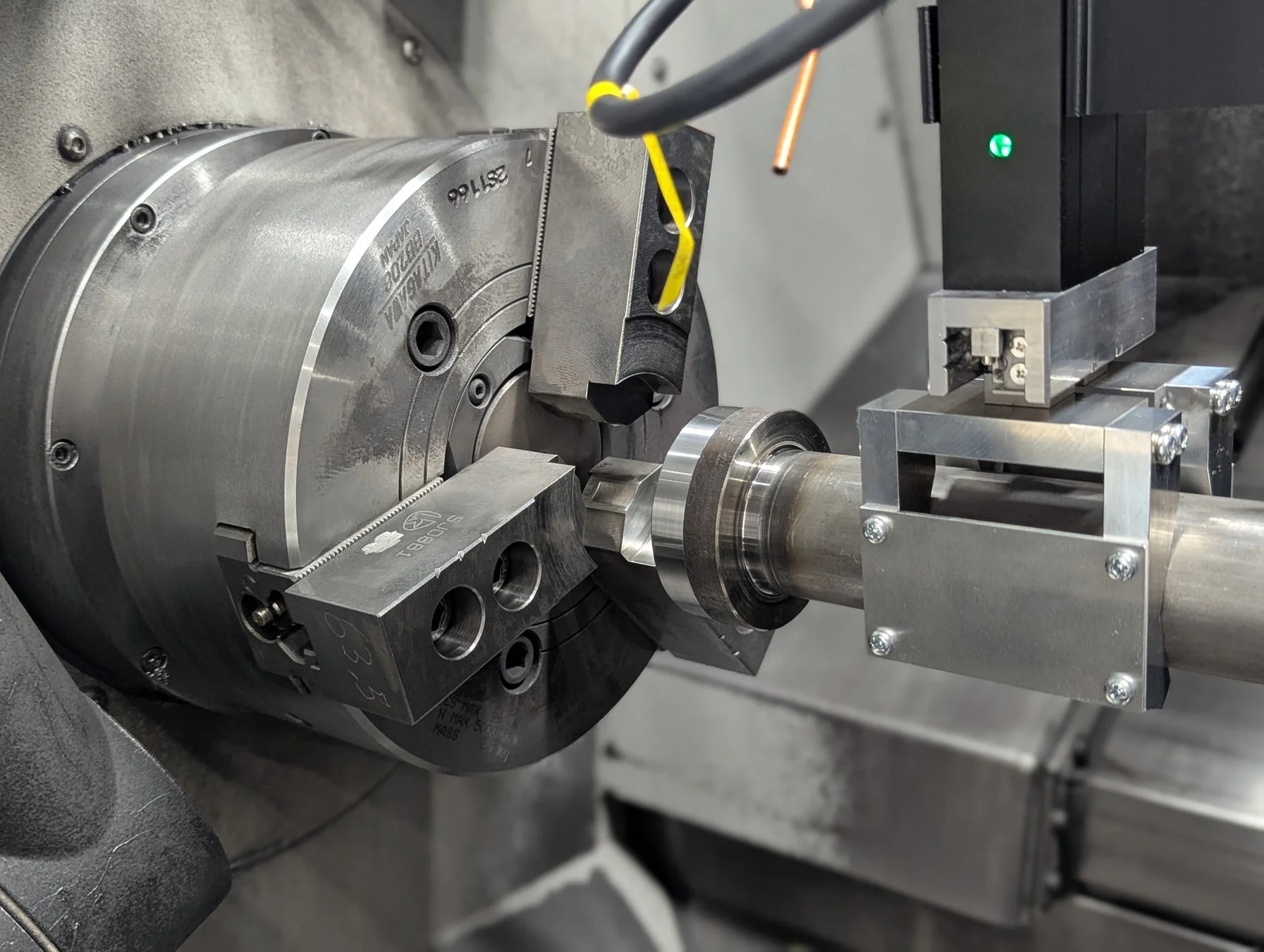 旋盤チャックにワーク固定