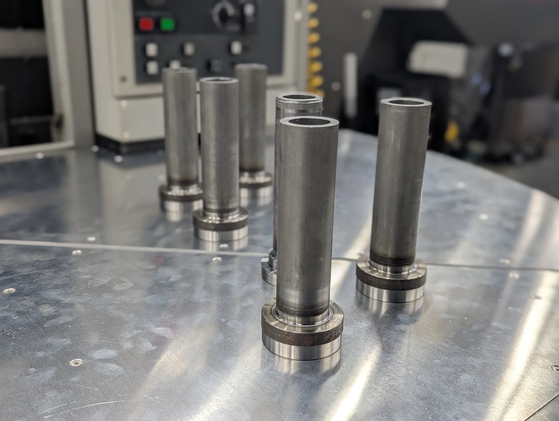 金属部品が並べられている