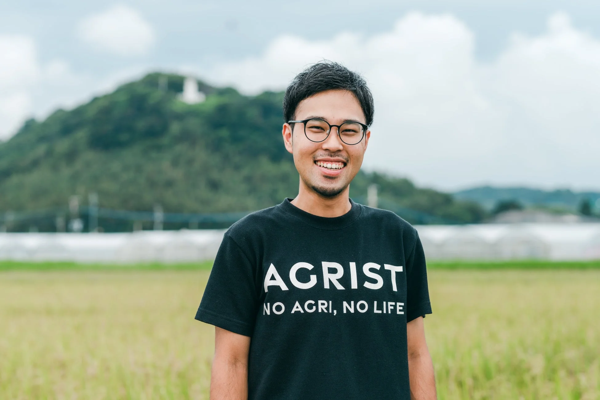 畑に立つAGRIST代表取締役 秦裕貴氏