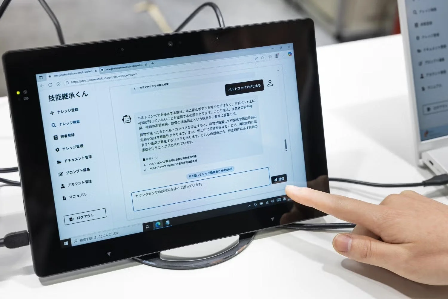 タブレットで「技能継承くん」システムを操作する様子