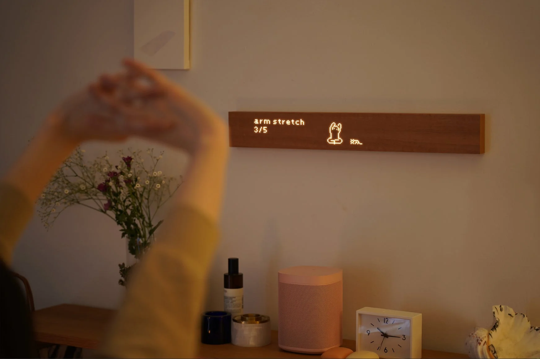 アームストレッチのガイドを表示する木製デジタルディスプレイ