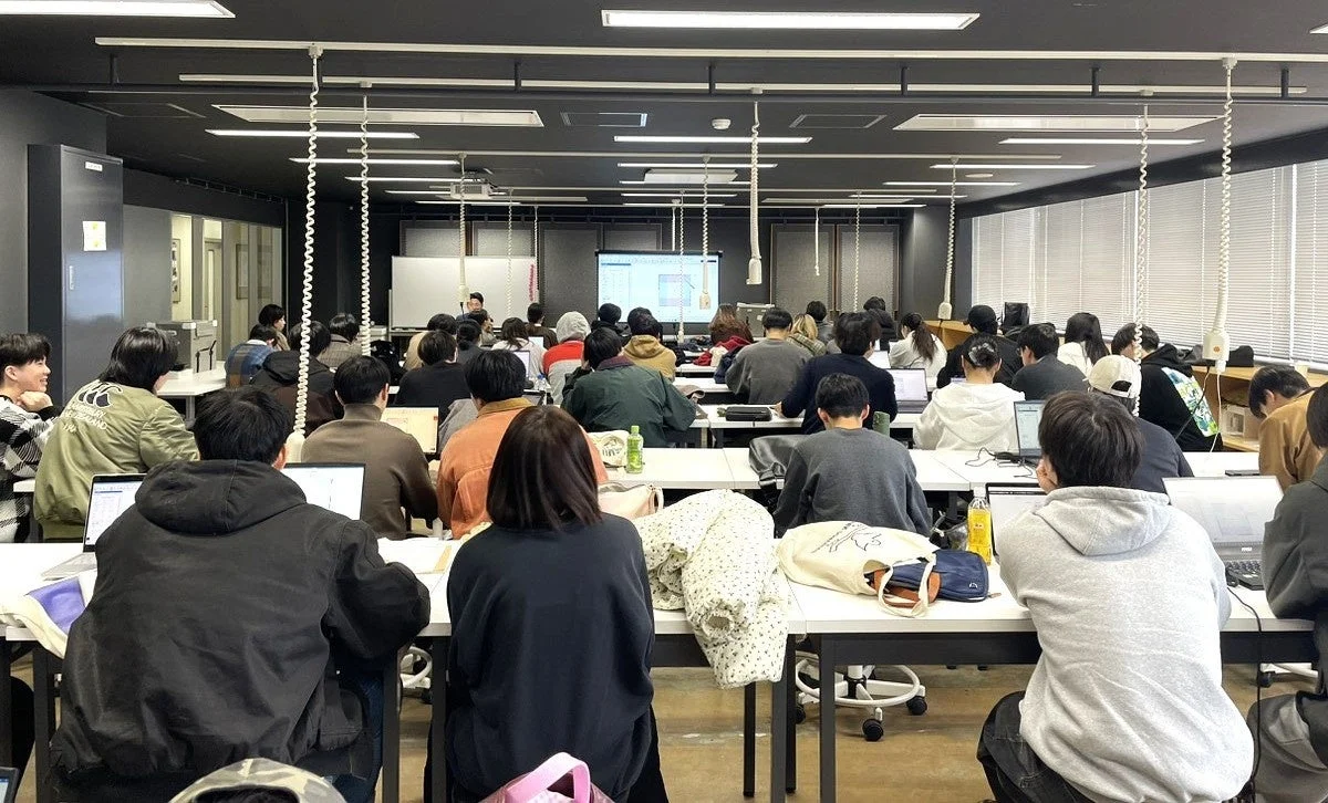 学生がノートパソコンを使用し、講義を受ける様子