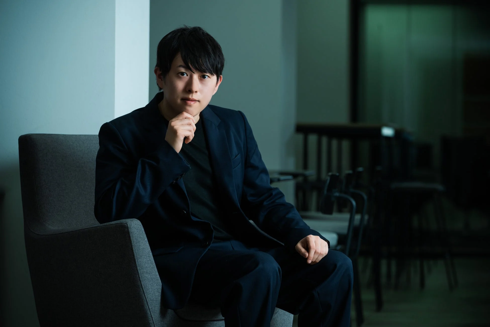 思慮深い雰囲気の男性