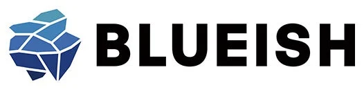 青色の幾何学的な図形と「BLUEISH」というテキストで構成されたロゴマークです。
