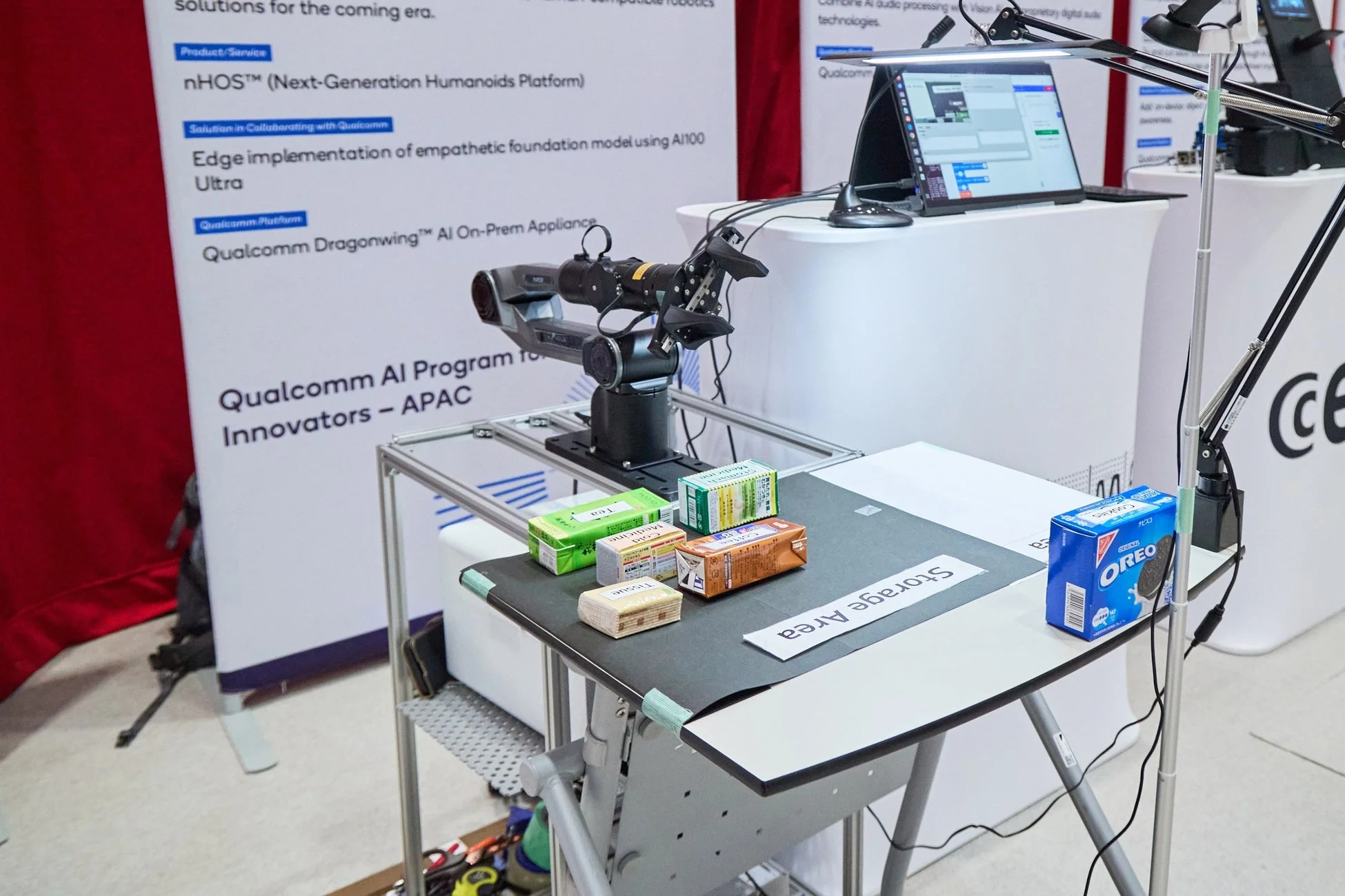 ロボットアームによるパッケージ商品の操作デモンストレーション