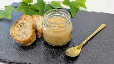 瓶詰めされたスプレッドとバゲット