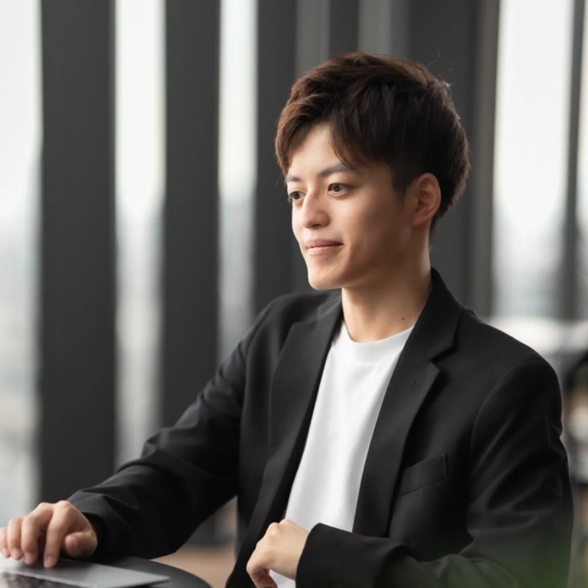 株式会社RAYVEN代表取締役の鈴山佳宏氏