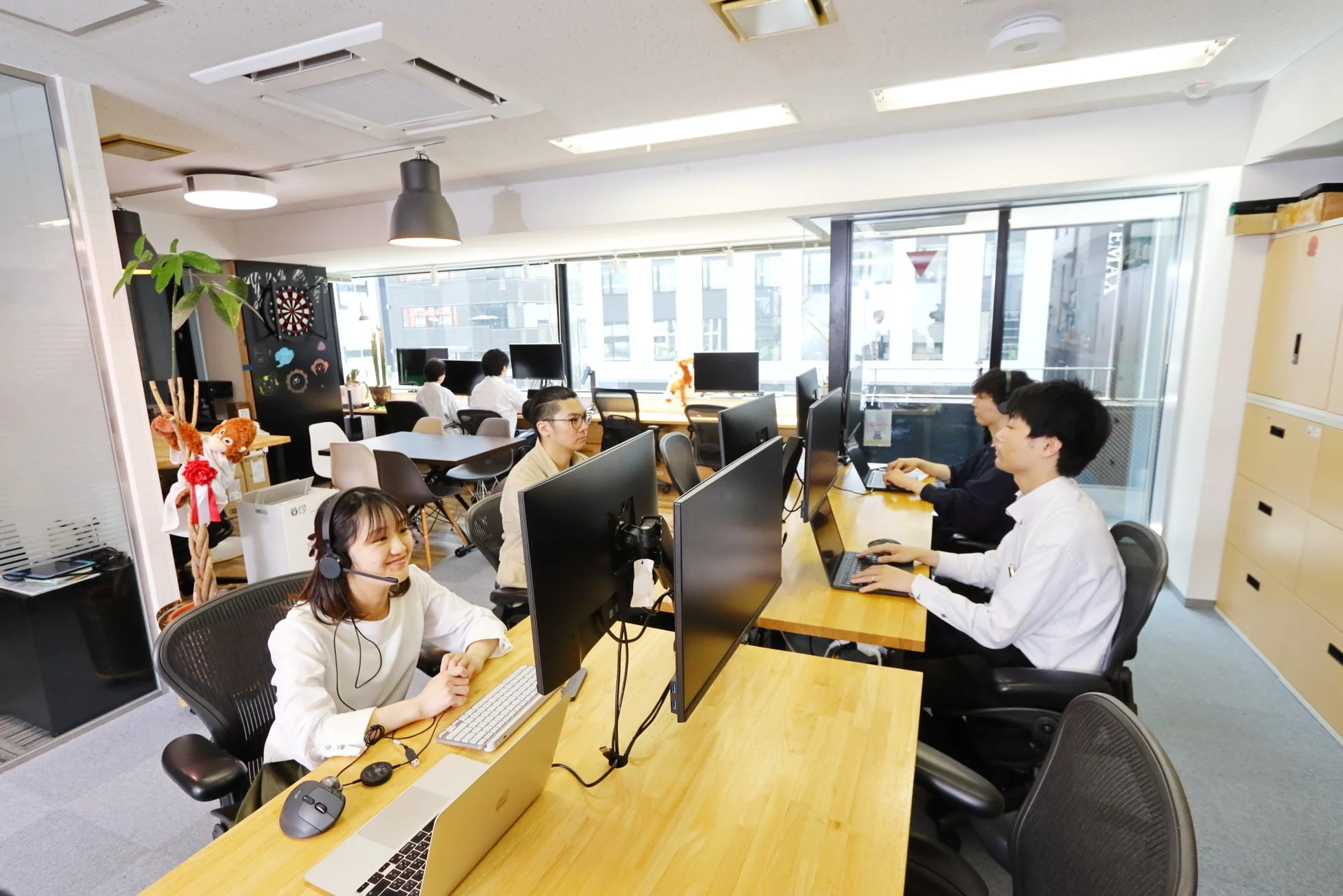 活気あるINAP Visionのオフィス風景