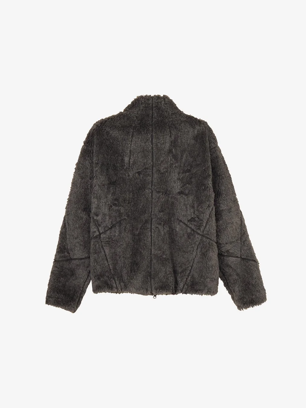 暗いグレーのモコモコとした素材のジャケットを背面から撮影