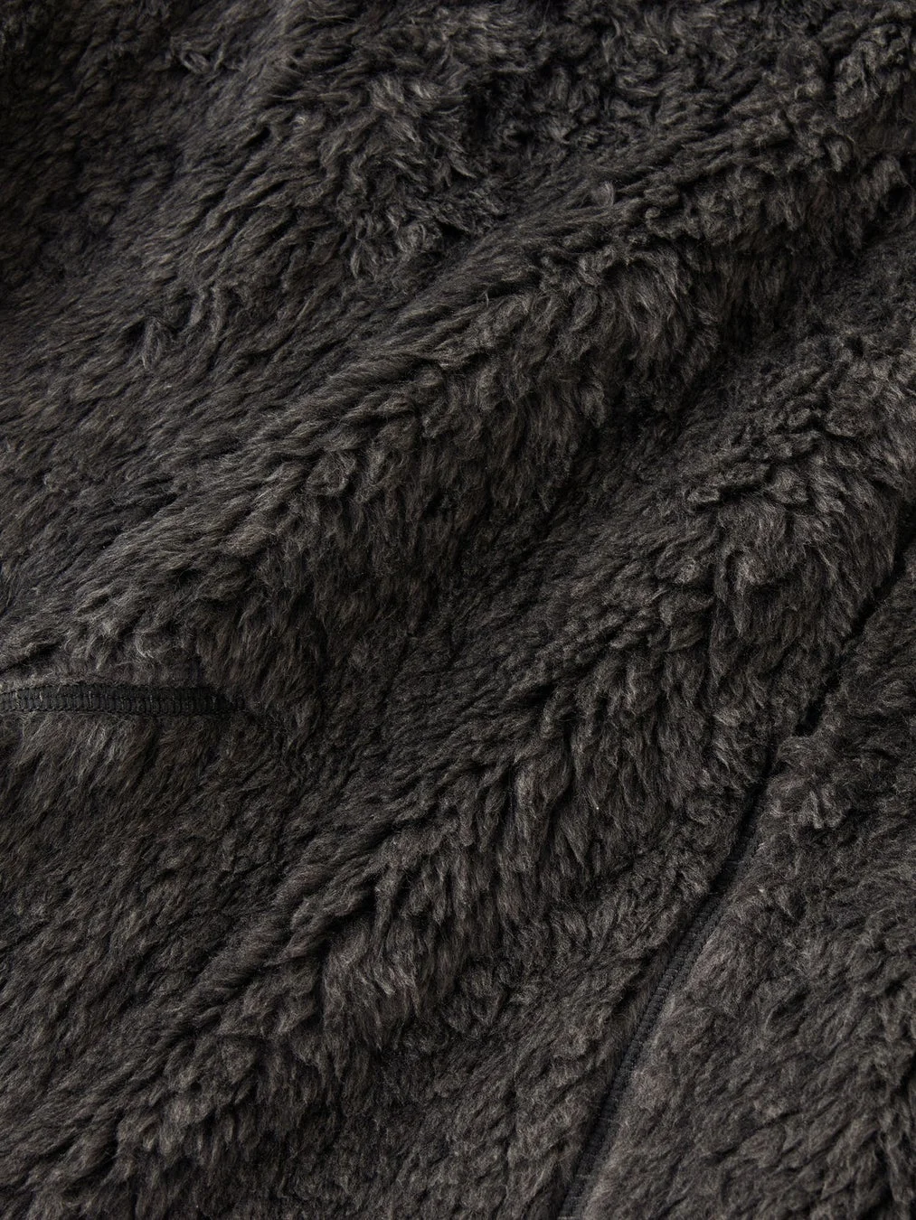 ダークグレーのふわふわとした毛足の長い布地のクローズアップ