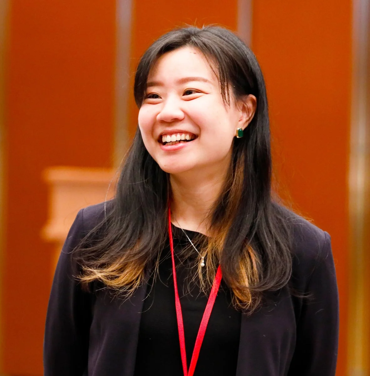 笑顔のアジア系女性のポートレート