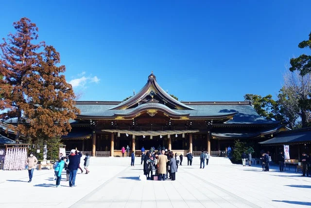 神社の広大な境内と参拝客