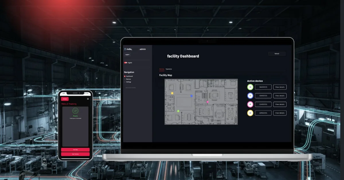 工場を背景に、施設内のデバイス追跡・管理ダッシュボードを表示したノートPCと、移動追跡アプリのスマートフォンが並んでいます。