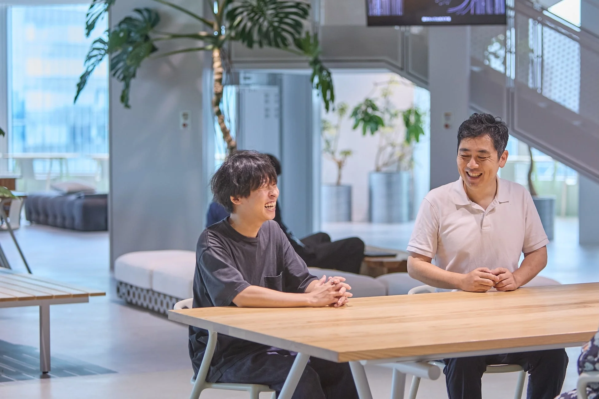 オフィスで会話する男性二人