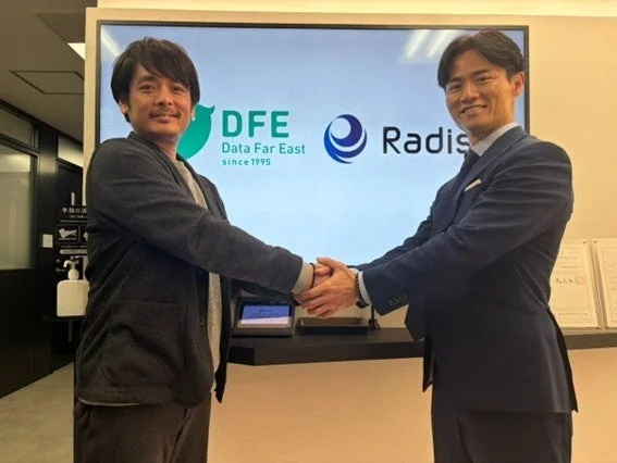 握手をするDFEとRadishの代表