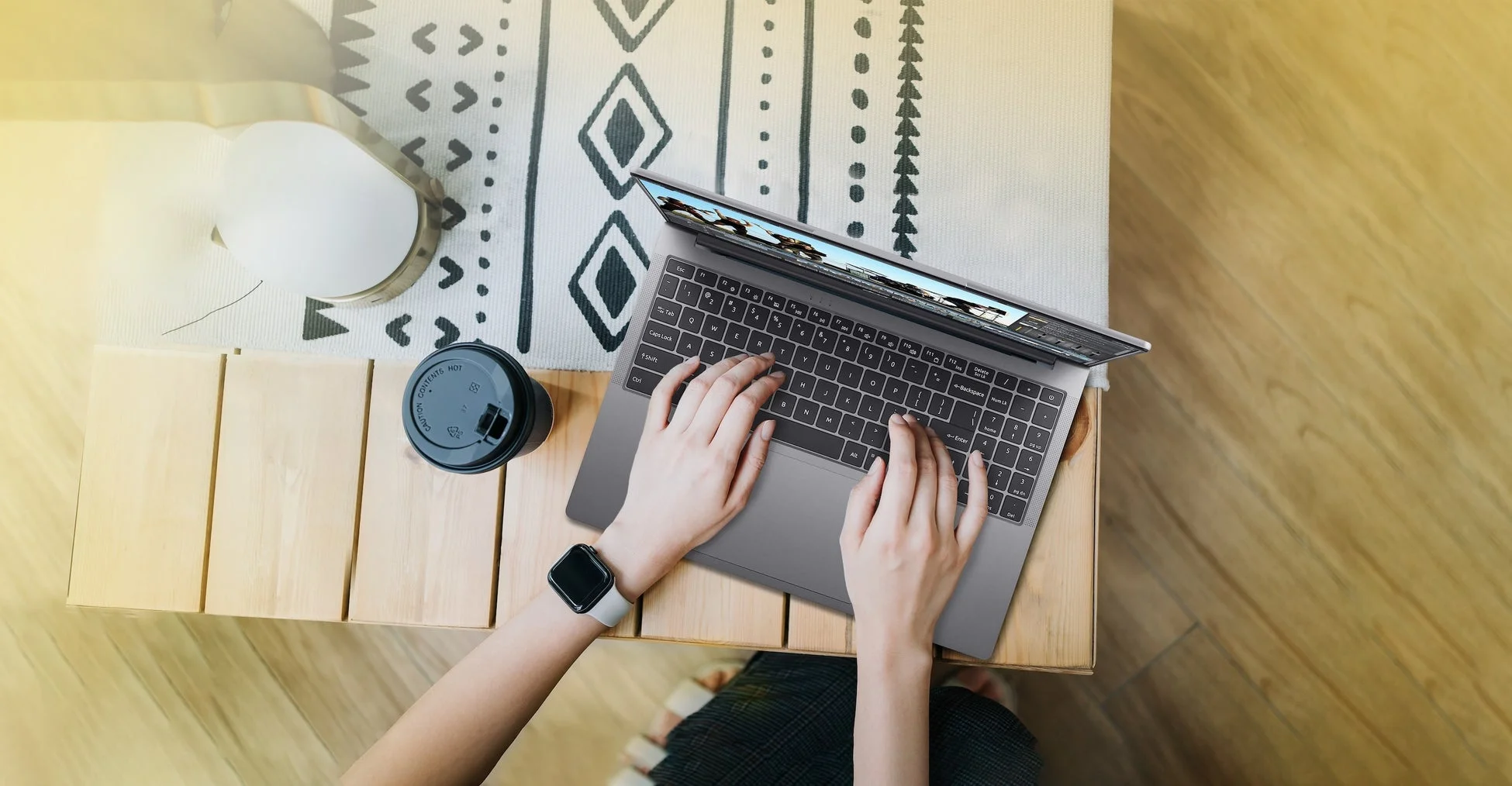 ノートPCで作業する様子