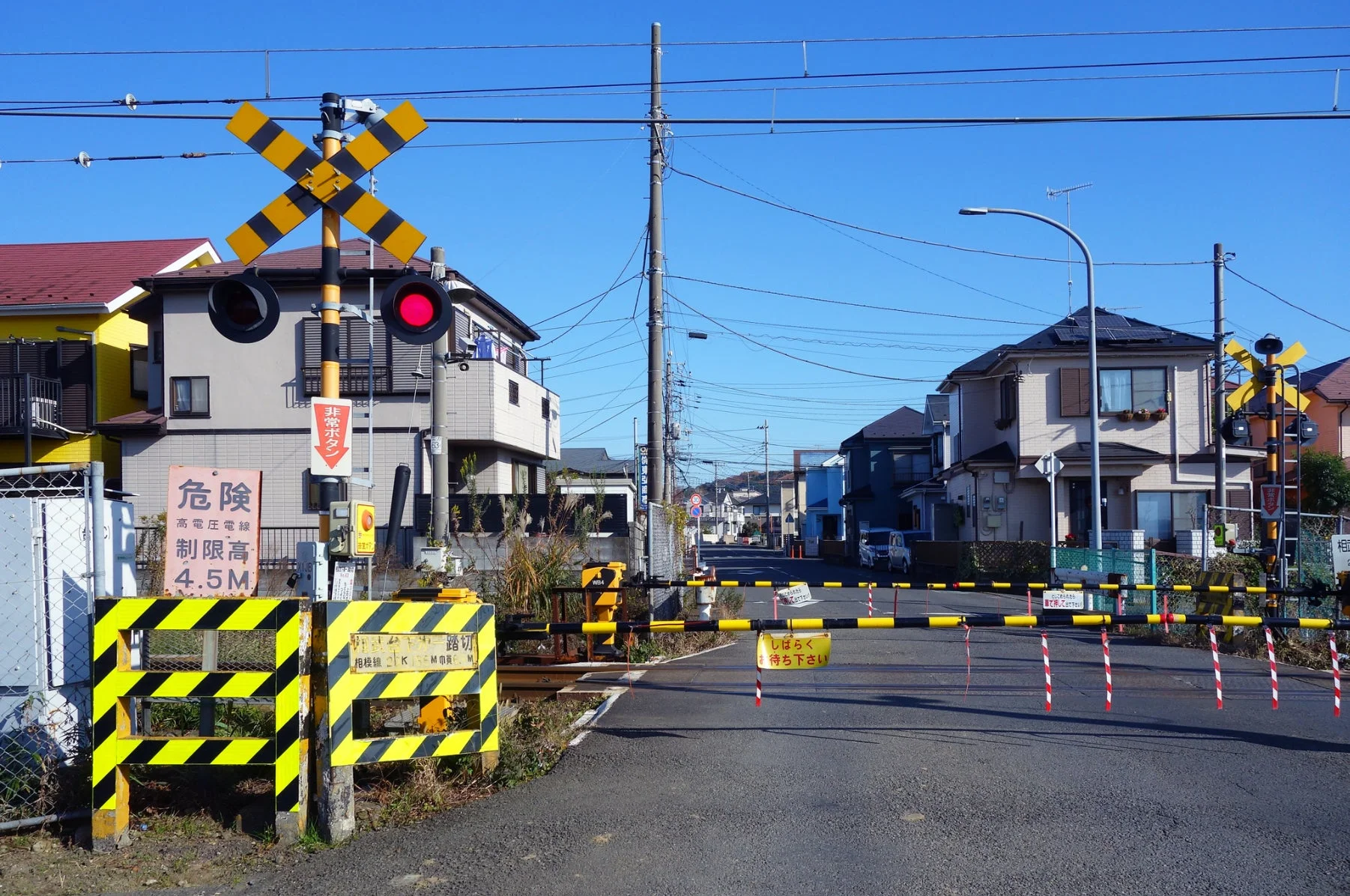 住宅街にある踏切