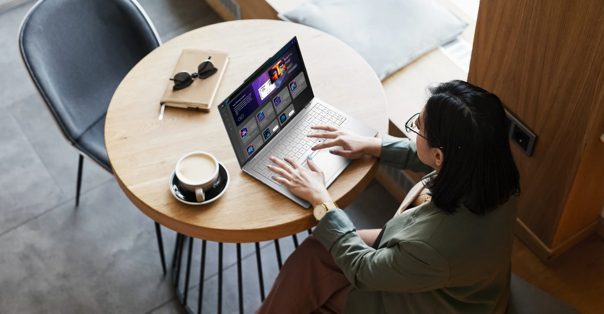 カフェでノートPCを使用する女性