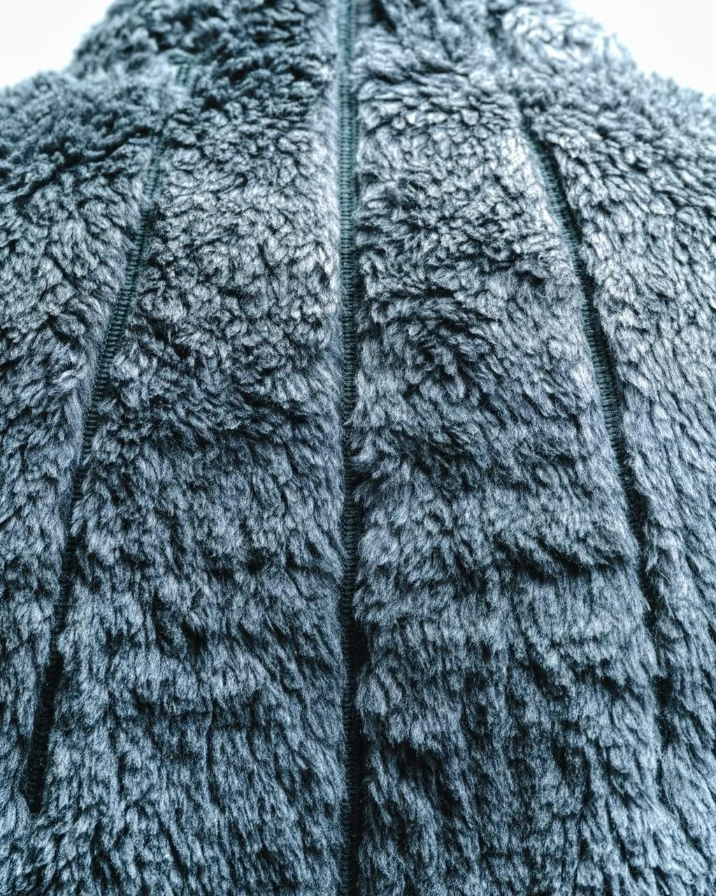暗い青みがかった灰色のフリース生地のクローズアップ