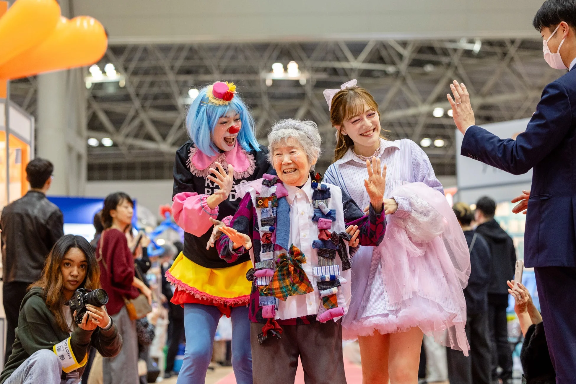 イベント会場で交流する人々