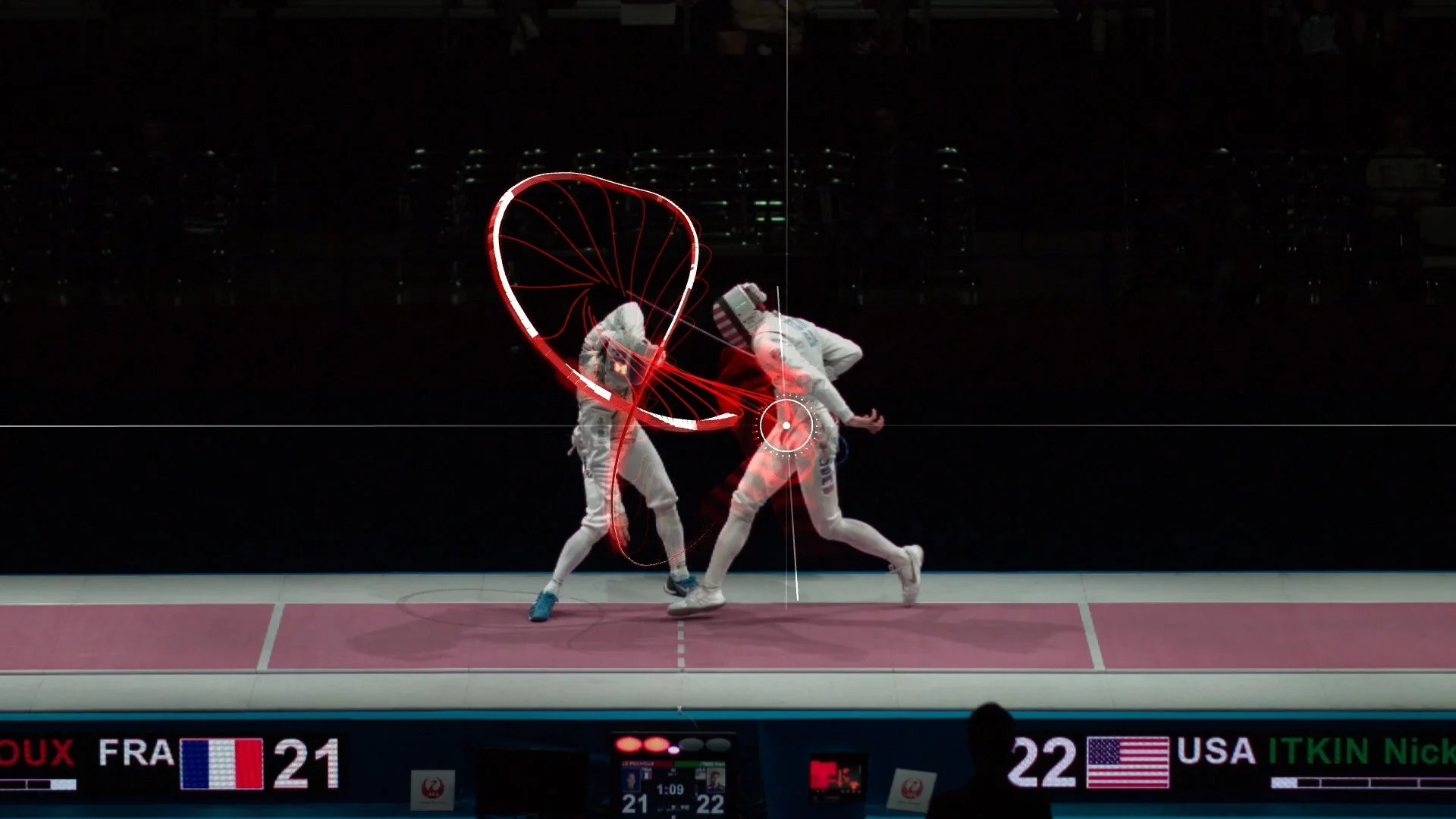 フェンシングの試合中に二人の選手が対峙しており、動きを分析する赤と白のグラフィックが重ねられている。下部のスコアボードには、フランスが21点、アメリカのITKIN Nick選手が22点と表示され、緊迫した競技の様子が伺える。