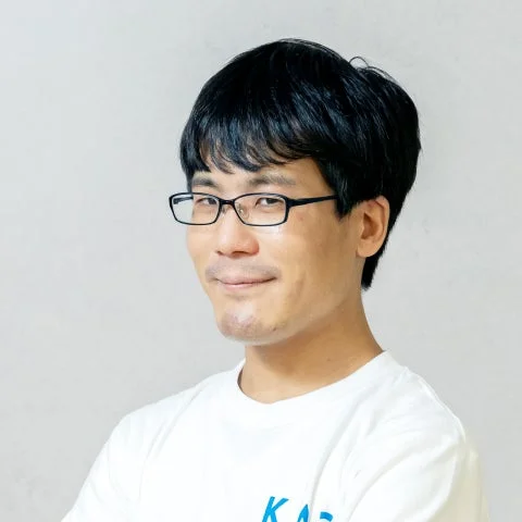 白いTシャツを着て眼鏡をかけたアジア人男性のポートレート