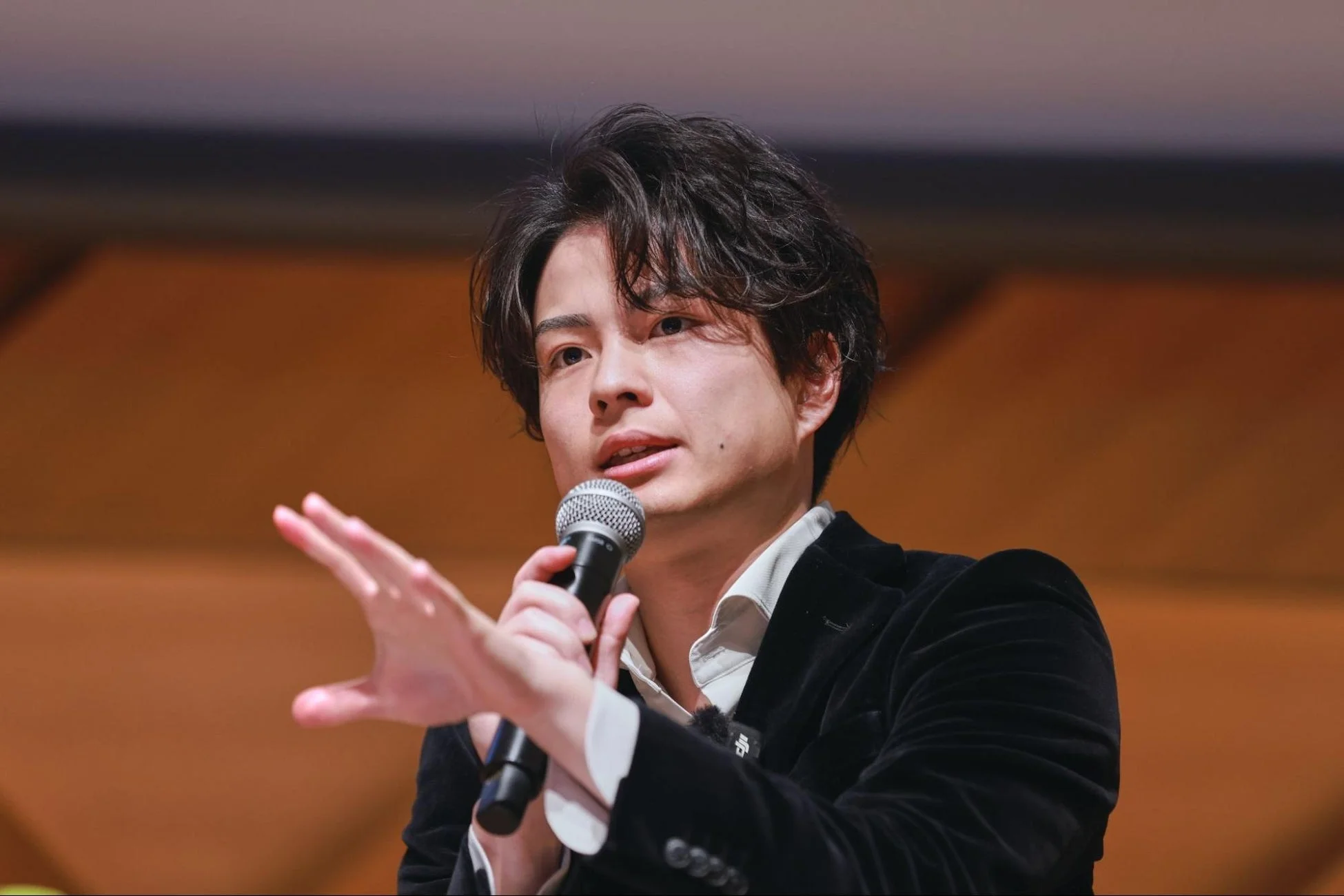 熱心に話す男性