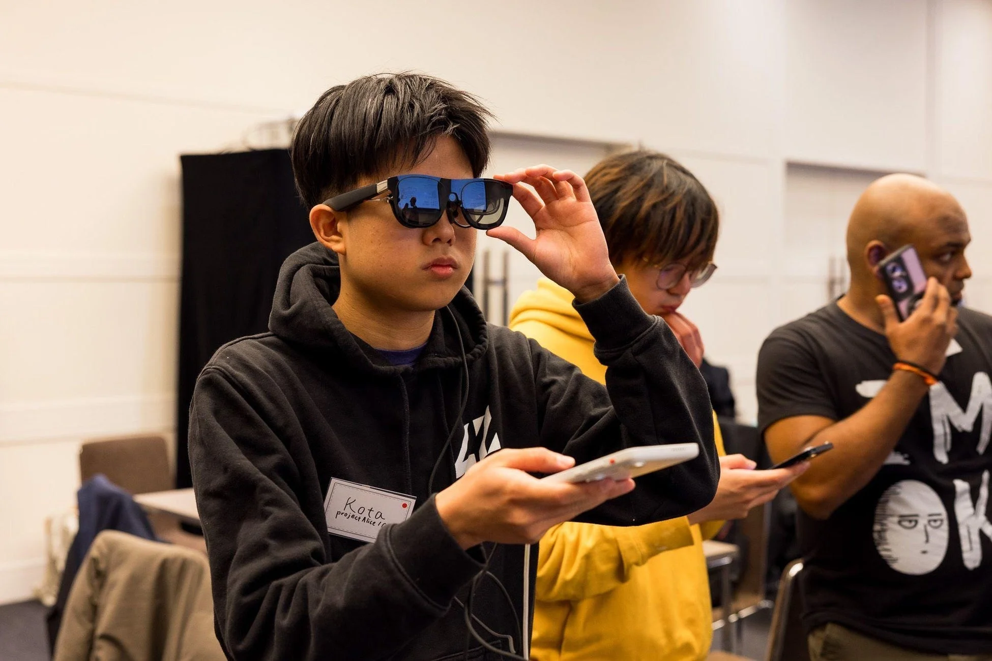 ARグラスのデモを体験する参加者