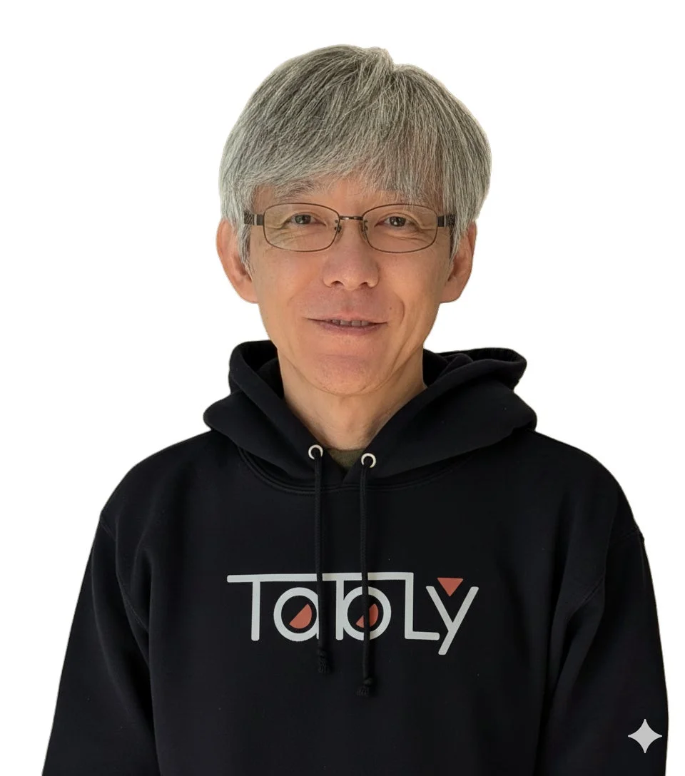 白背景の前で笑顔を見せる中年の男性のポートレート