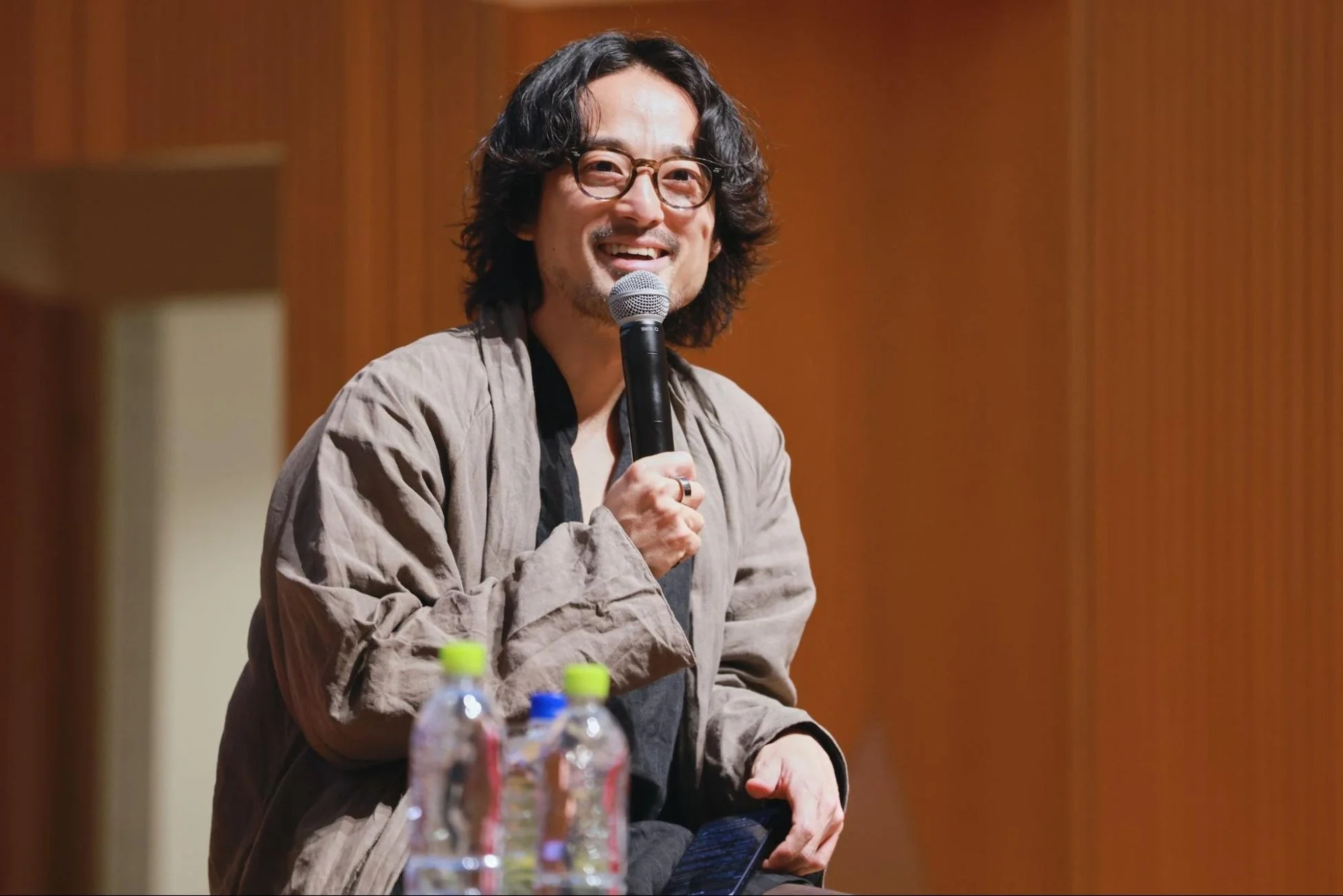 笑顔で話す男性