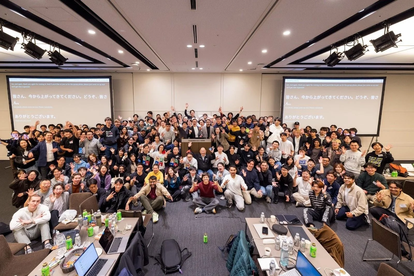 イベント会場で集合写真を撮る参加者たち